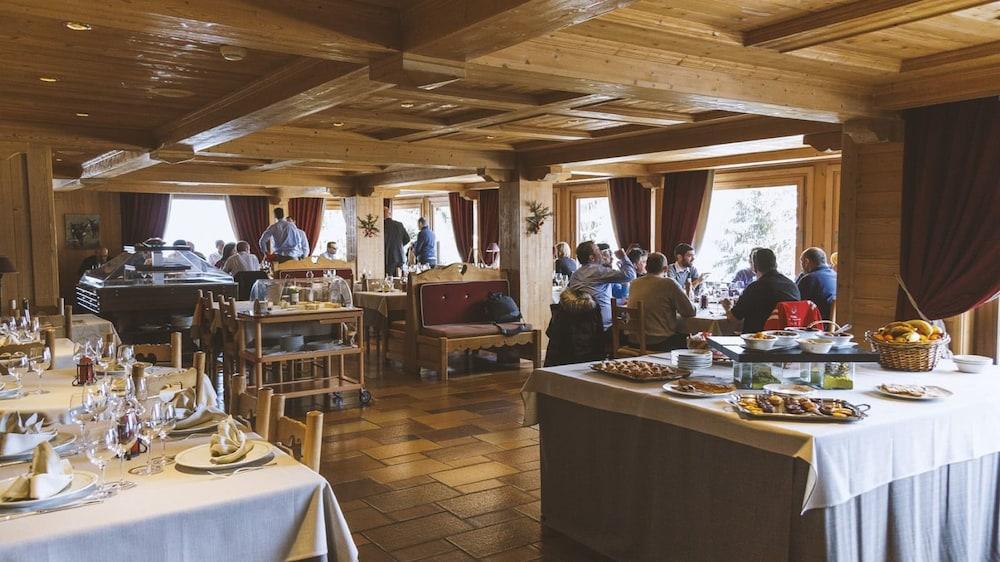 Отель Aux Ducs De Savoie Комблу Экстерьер фото