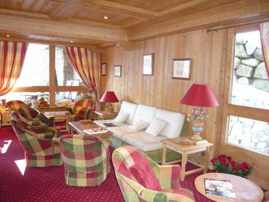 Отель Aux Ducs De Savoie Комблу Экстерьер фото