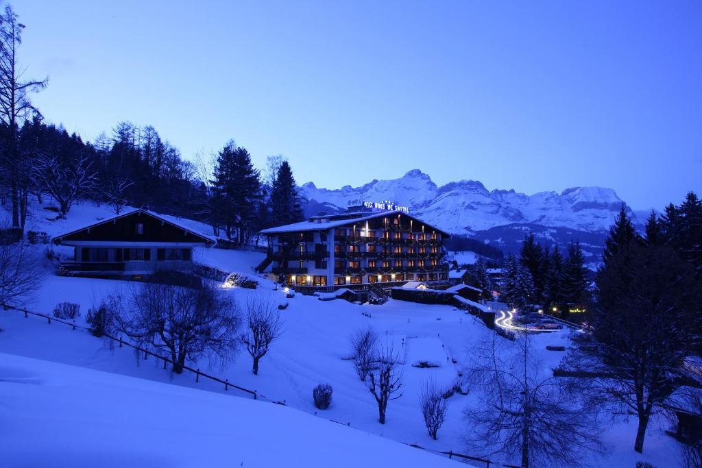 Отель Aux Ducs De Savoie Комблу Экстерьер фото